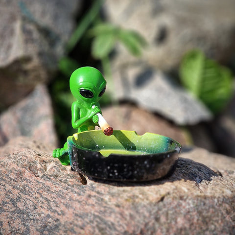 bongrauch Aschenbecher Alien mit Hanfblatt und Joint grün